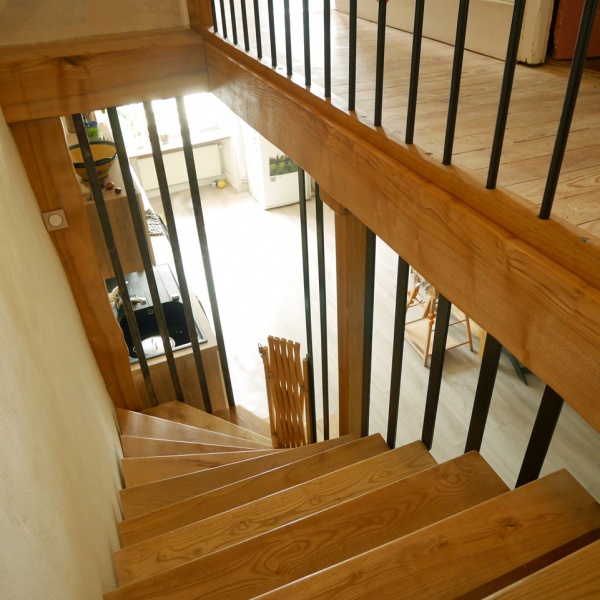 Habillage d’escalier & contour de porte, frêne massif